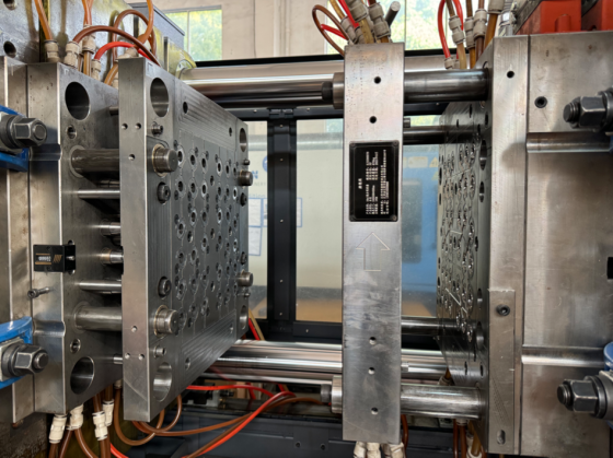 molde de seringa funcionando em m&aacute;quina de moldagem por inje&ccedil;&atilde;o